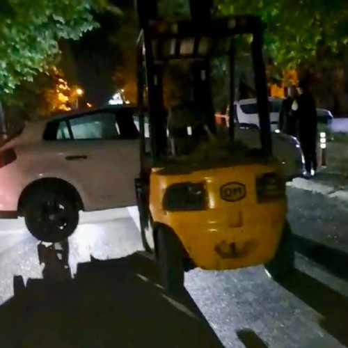 Paznicul unei firme din București, băut fiind, a mutat cu motostivuitorul o mașină parcată pe domeniul public