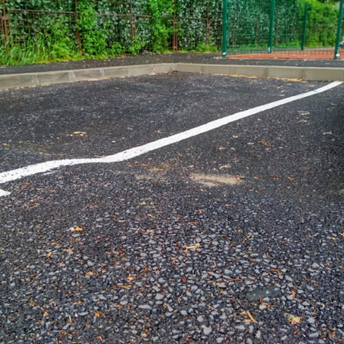 Parcarea amenajată din Galați, deteriorată deja din cauza tasării excesive.