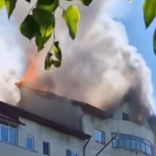 Incendiu la bloc în Rădăuți: Flăcări și degajări de fum la acoperiș