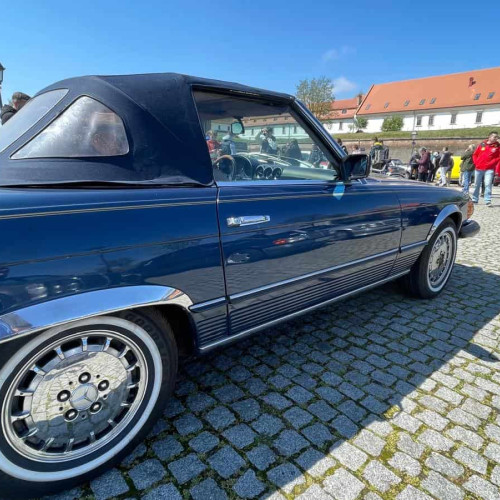 Retro Parada Primăverii: Bijuterii pe roți în Cetatea Alba Carolina. Peste 80 de mașini de colecție expuse.