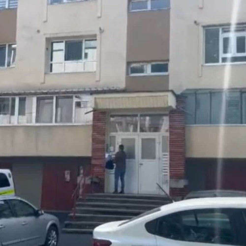 Copil de 2 ani, căzut de la etajul 2 al unui bloc din Cluj-Napoca, transportat conștient și cooperant la spital