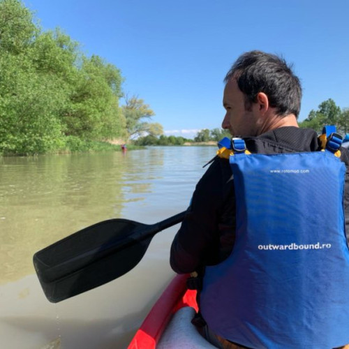 Sute de voluntari au colectat 10 tone de mizerie în timpul evenimentului "Împreună curățăm" organizat de Radio Târgu Mureș. Malurile râului Mureș din zona 7 Plopi au fost curățate pentru a 7-a oară de sute de iubitori ai naturii, alături de reprezentanți ai instituțiilor, asociațiilor și firmelor din Mureș, inițiativa aparținând redactorului șef al postului de radio, Szasz Attila. Evenimentul a devenit mai mult decât o simplă acțiune ecologică, ci o sărbătoare a naturii și a oamenilor frumoși care împărtășesc respectul față de planetă. După co