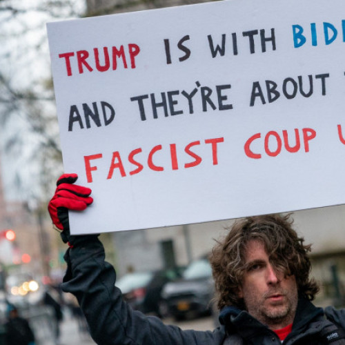 Barbatul care si-a dat foc in fata tribunalului a murit dupa ce a impartit pliante cu teorii ale conspiratiei la procesul lui Trump