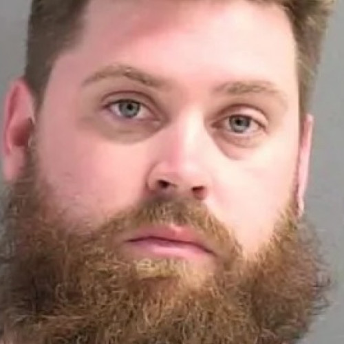 VIDEO Bărbatul care a băut o bere rece în fața polițiștilor cu armele ațintite spre el a fost arestat