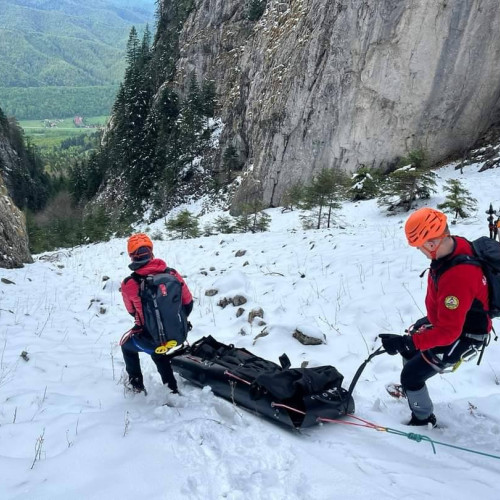 Intervenție a salvamoniștilor din Zărnești pentru recuperarea trupului unui american decedat în Padina Închisă