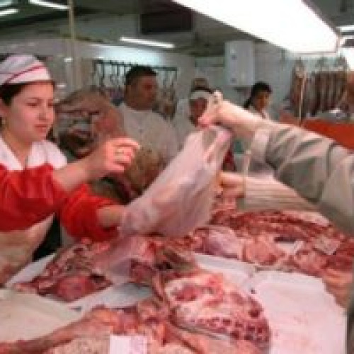 Prețurile uriașe dict sau flași pentru prețul cărnii de miel. Comercianții au prețuri mai mari de două ori la prețul cărnii de miel decât în poartă afaceri.