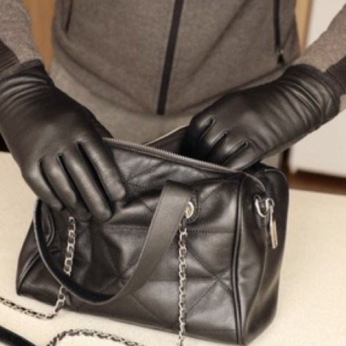 Femeia din Maramureş reţinută pentru găsirea unei poșete cu acte și bani lângă gara din Arad