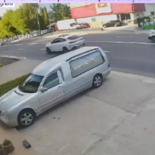 Șoferul vinovat de accidentul mortal din Râmnicu Vâlcea a fost reținut și era în stare de ebrietate. Scenele terifiante surprinse de camerele de supraveghere arată momentul impactului și mașina răsturnată