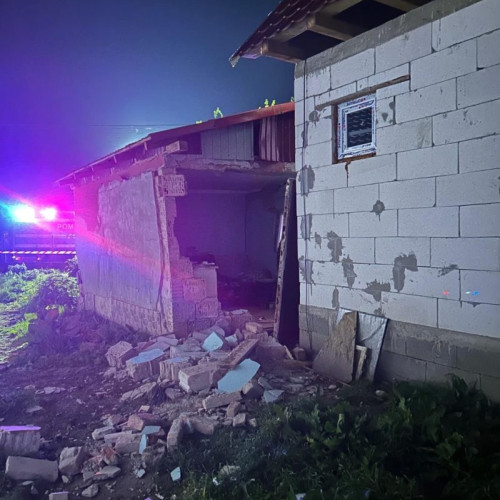 Explozie și incendiu în casa din Deaj: o femeie rănită. Pompierii intervin în localitatea Mureș. Victima transportată la spital.