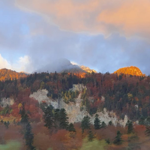 Sfaturi pentru drumeții montane iarna: Utilizați echipament adecvat și verificați prognoza meteo înainte de plecare