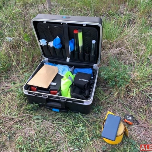 Tânăr de 17 ani găsit spânzurat în grădina casei din Răhău de un copac