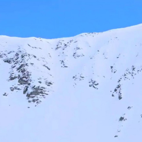 Schioarea surprinsă în avalanșă în Munții Rodnei a supraviețuit. Turiștii sunt avertizați să fie precauți pe munte.