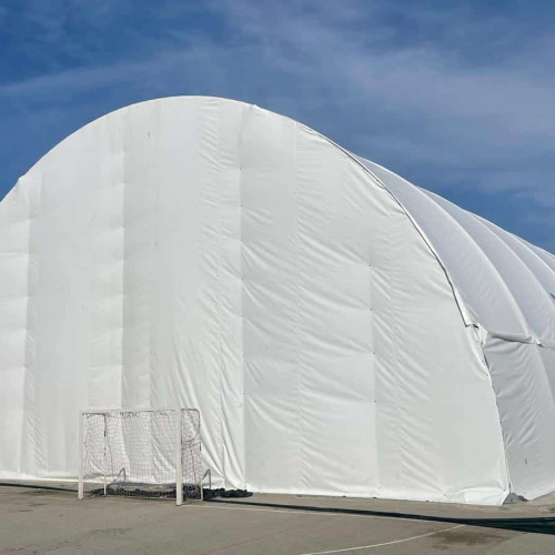 Avansul lucrărilor la noul teren de sport de la Liceul cu Program Sportiv din Alba Iulia: Copertina a fost montată!