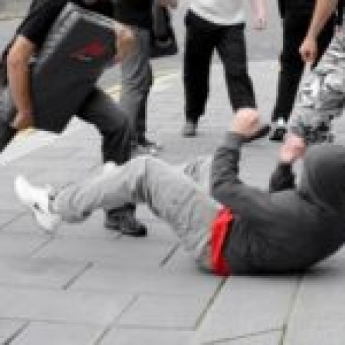 Confruntare violentă între tineri în orașul Brașov: Trei arestați pentru bătăuie pe o stradă din municipiu