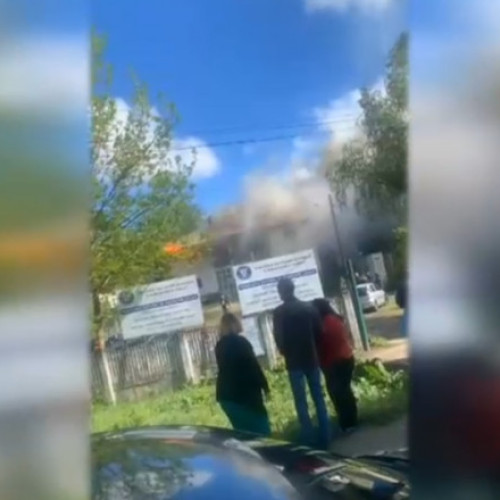 Primăria din Dolj în flăcări: Acoperişul şi planşeul unei clădiri au fost distruse de un incendiu puternic