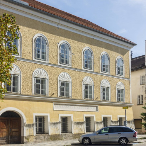 Germani surprinși depunând flori în memoria lui Hitler la casa sa din Austria, dar sunt bănuiți de propagare a ideologiei naziste