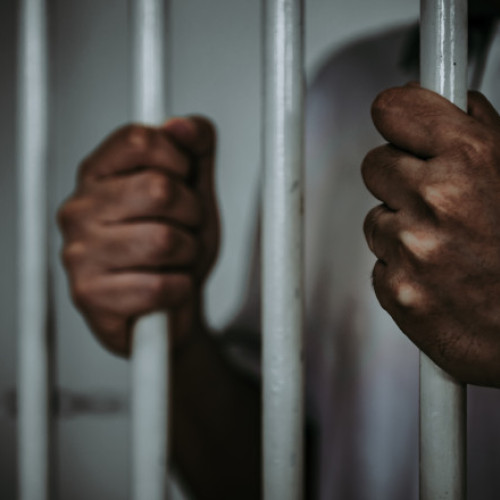 Traficant de droguri prins în flagrant de poliție, după ce a sunat să raporteze o jaf în propria locuință