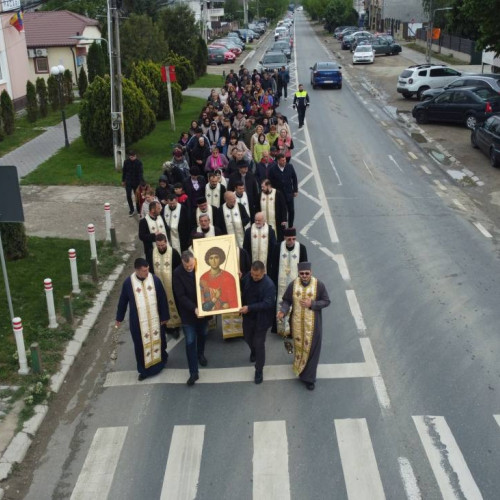 Omagiere impresionantă pentru Sfântul Mare Mucenic Gheorghe și Iorgu Dumitrescu în orașul Răcari: Comunitatea recunoștinței și-a arătat devotamentul printr-o solemnă procesiune