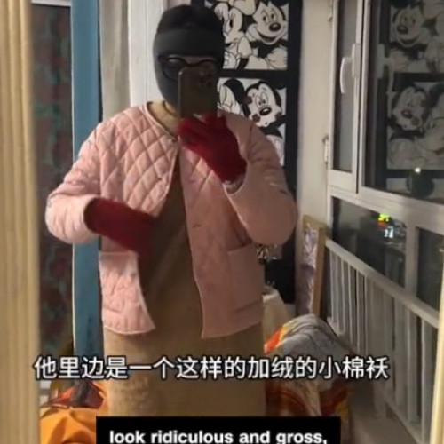 „Am salariu mic și colegi urâți”. Tinerii chinezi merg la birou în pijama, haine rupte și papuci cu blăniță, iar tendința s-a viralizat