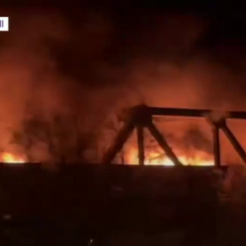 INCENDIU PUTERNIC LA UN TREN ÎN CANADA: Urmărește imagini șocante în timp ce trenul izbucnește în flăcări în mers