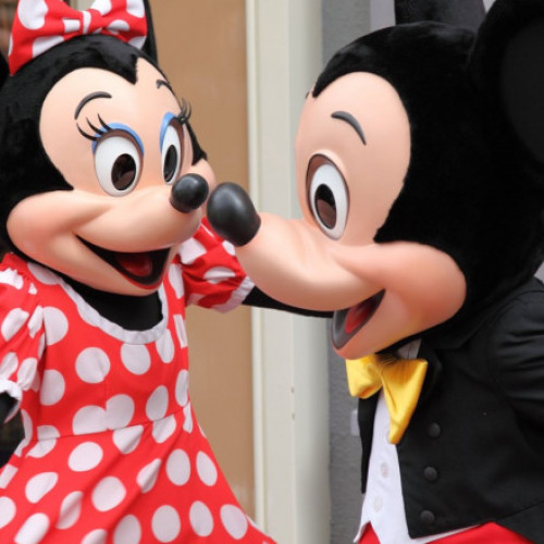 Un român arestat în Bologna pentru jafuri comise în costumul lui Mickey Mouse - suspectul avea alături un complice îmbrăcat în Minnie Mouse