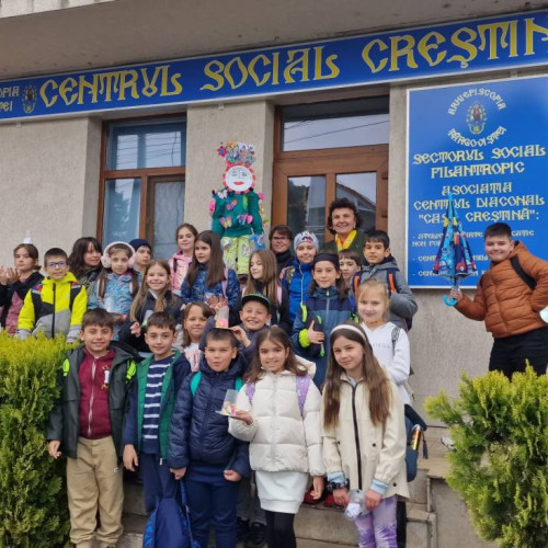 Elevi din centrul creștin al Arhiepiscopiei Târgoviștei au creat o mascota din materiale reciclabile în cadrul săptămânii verzi și săptămânii altfel. Copiii promovează responsabilitatea față de mediu și valorificarea resurselor într-o activitate de ziua Sfântului Gheorghe.