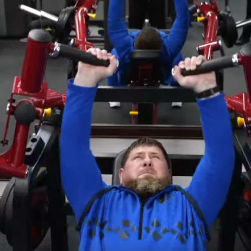 Kadîrov ridică greutăți în sala de forță și pune ceceni la podea încercând să arate că nu e pe moarte