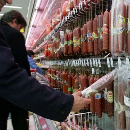 Prins după ce a furat salam din magazinul alimentar