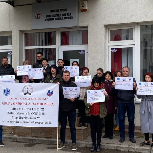 Sindicaliștii organizează mitinguri de protest în fața Registrului Comerțului Dâmbovița pentru salarii decente și stoparea discriminării și inechităților salariale