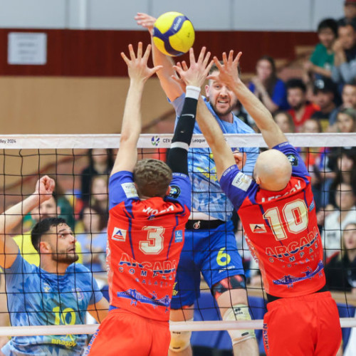 Scor egal la finalele masculine de volei între Arcada Galați și CSM Corona Brașov