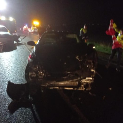 Accident rutier la Pătrăuți, două persoane rănite, una încarcerată. Intervin pompierii și ambulanța SMURD.