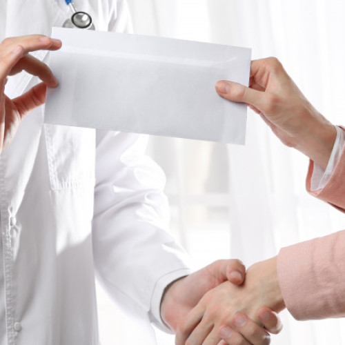 Mare scandal la Spitalul Judeţean Giurgiu: Ginecologul prins în flagrant primea mită pentru o cezariană