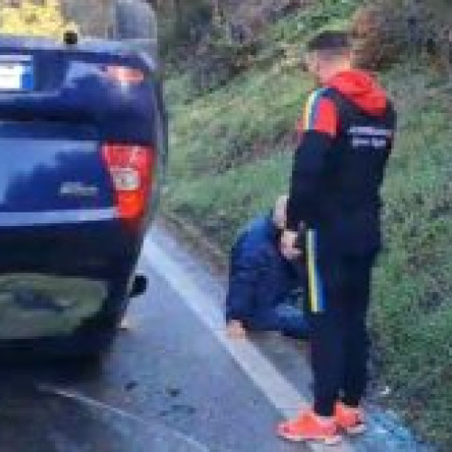 Accident rutier în Predeal: Mașina se răstoarnă pe carosabil, șoferul rănit
