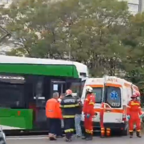 Tramvaiul a lovit o ambulanță în București: Un accident grav în timp ce un pacient era transportat spre spital