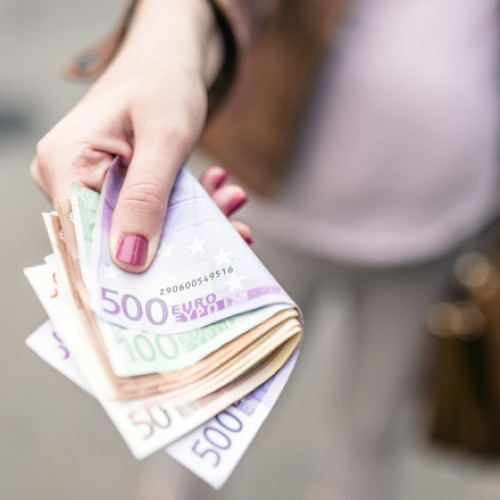 O femeie din Arad prinsă în flagrant pentru mită de 5.000 de euro, pentru eliberarea soțului din arest