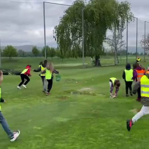 Instructorii de golf din România oferă o lecție de golf în cadrul "Săptămânii Altfel" pentru aproximativ 2000 de elevi în Theodora Golf Club din Ciugud.