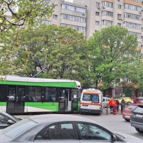 Tramvaiele nu circulă pe Ştefan cel Mare după un accident între o ambulanţă şi un tramvai - Blocare totală a circulaţiei!