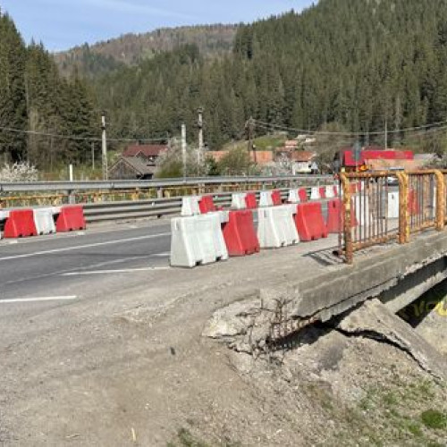Podul din Corbu, Harghita, în pericol pentru siguranța pietonilor și trafic. Primăria locală solicită ajutor pentru reabilitarea căii rutiere
