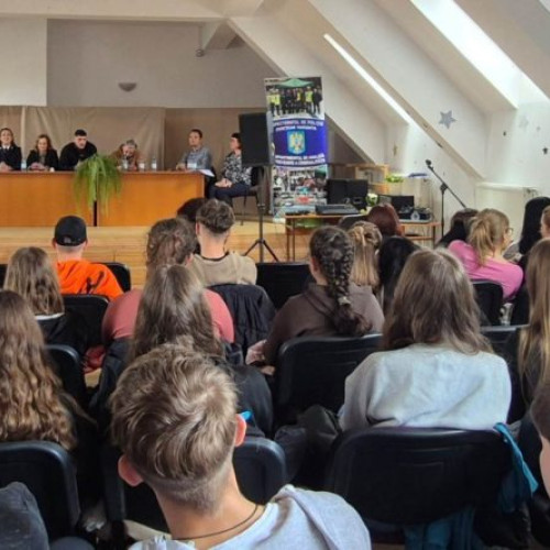 Break Free, proiect anti-drog în Harghita pentru tineri: prima sesiune de conștientizare la Liceul Teoretic Sf. Nicolae de către Rotary Club Gheorgheni și Poliția Județeană.