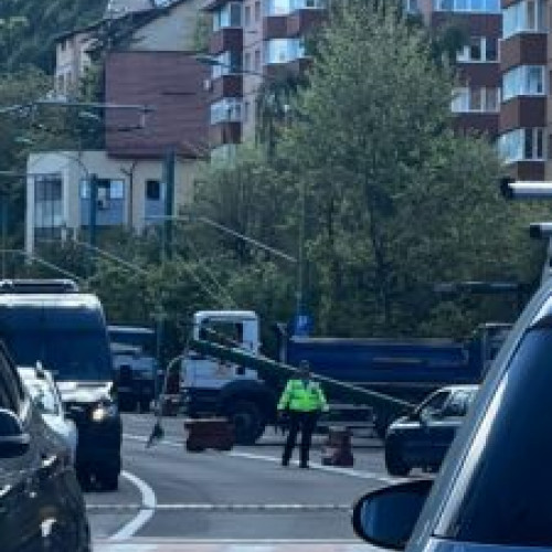 Circulația deviată în Brașov, după căderea unui stâlp într-un cartier
