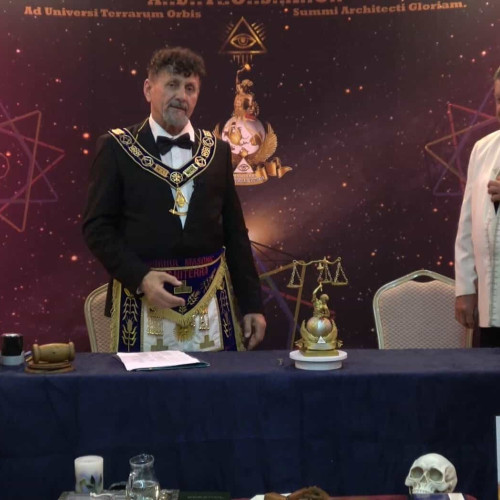VIDEO: Actorul Dorel Vișan premiat de Masonerie pentru meritele sale ca patriot desăvârșit. 

Prezentarea evenimentului de acordare a titlului de Mare Maestru de Onoare al Ordinului Masonic Umaniterra Cluj-Napoca în prezența a peste 30 de membri ai masoneriei