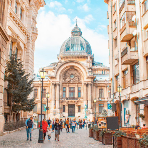 O femeie, înjunghiată de un bărbat în vârstă de 74 de ani în Centrul Vechi din București