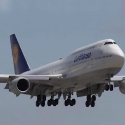 Aterizare cu emoții pe Aeroportul Internațional din L.A.: Boeing 747 al Lufthansa țopăie pe pistă în timpul aterizării