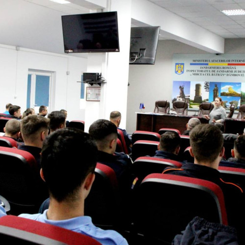 Sesiune de instruire despre semne și simptome ale consumului de droguri și conduita în cazurile de urgență, cu jandarmii dâmbovițeni: Elevii și jandarmii se pregătesc pentru a preveni consumul de droguri și faptele antisociale la evenimentele din minivacanța de 1 Mai și la sărbătoarea Pastelui