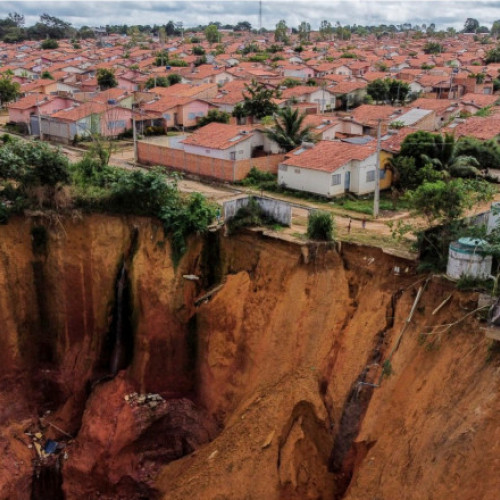 Râpele uriașe care înghit cartiere întregi amenință tot mai multe orașe. Un fenomen global agravat de schimbările climatice