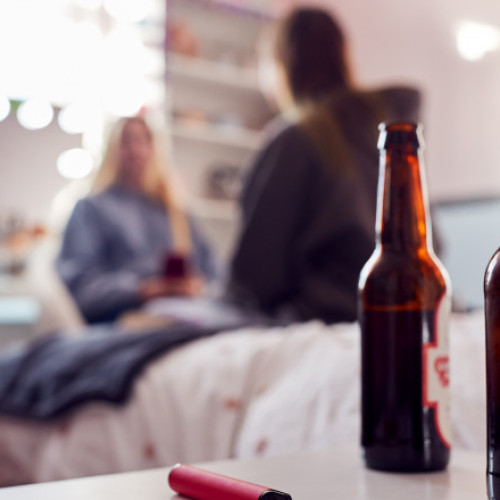 OMS este îngrijorată de consumul „alarmant” de alcool și țigări electronice în rândul tinerilor: „O amenințare gravă”