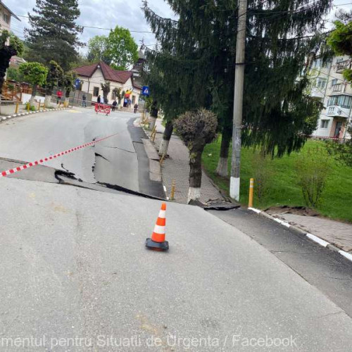 Evacuare precaută la Slănic: 20 de oameni nevoiți să plece după ce o stradă s-a prăbuşit