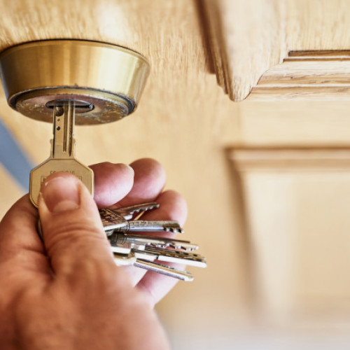 Mecanic auto din Roman si complice, arestați după furt din locuință a unui client