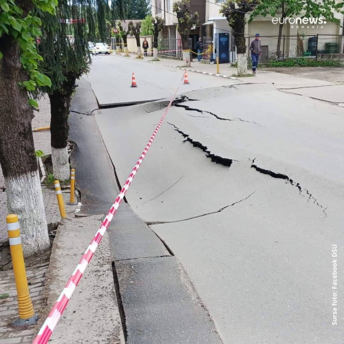 Strada s-a prăbușit în Slănic, județul Prahova: zeci de locuitori evacuați