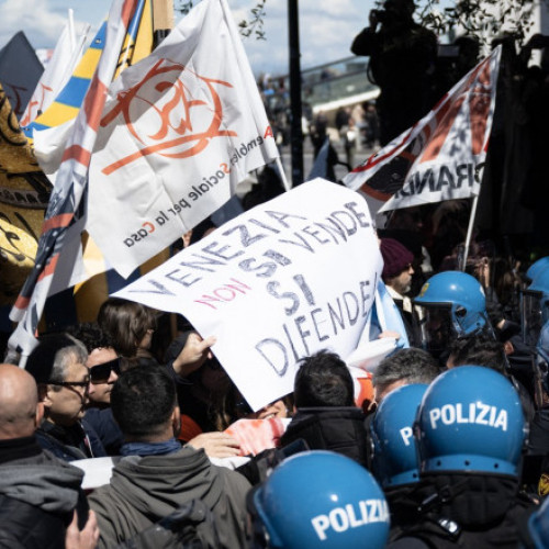 Galerie Foto „Avem chef de glume?” Venețienii sunt furioși din cauza taxei de intrare în oraș aplicate turiștilor de azi și au ieșit la proteste